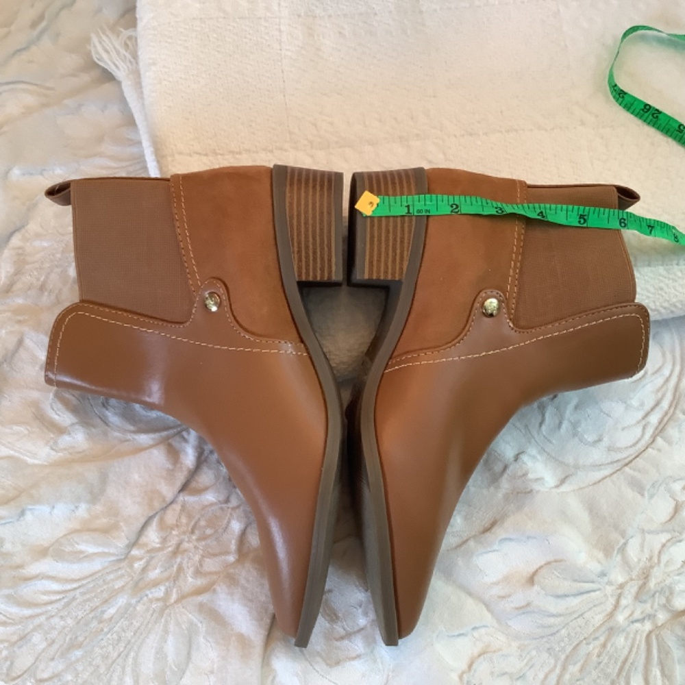 NWOT Liz Claiborne‎ Barrington ankle  booties sz 6 honey memory foam - Picture 7 of 12